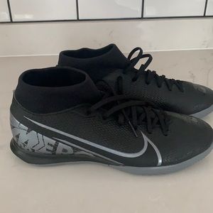 Boys size 7 indoor Nike soccer shoe